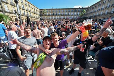 Bilbao ya acoge a los primeros aficionados del Tottenham y Manchester United, que disputarán la final de la Europa League en San Mamés. La ciudad vive un ambiente vibrante, con la final como protagonista en calles.