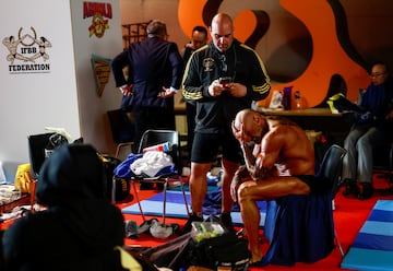 Un competidor entre bastidores durante el evento de culturismo Arnold Classic Europe en Las Rozas.