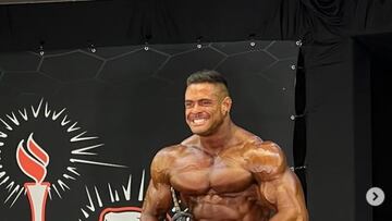 El fisioculturista brasileño Kadu Santos celebra su victoria como campeón de Brasil en la categoría del súper pesado.