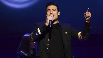 Carlos Rivera regala a sus seguidoras sensual baile