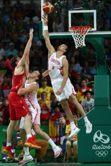 Dario Saric de Croacia bloquea al español  Pau Gasol de España durante un partido de baloncesto preliminar masculino entre Croacia y España en los Juegos Olímpicos Rio 2016 