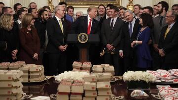 El mandatario estadounidense replic&oacute; lo hecho en enero cuando recibi&oacute; a los Clemson Tigers en Washington tras proclamarse campeones de la NCAA.