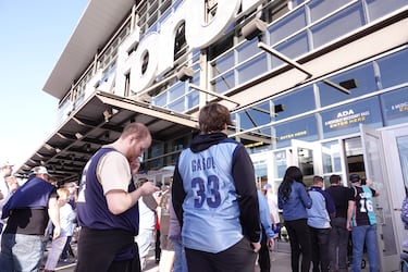 Aficionados de los Memphis Grizzlies visten el número 33 como parte de las festividades que celebran el retiro del número 33 en el Fed-Ex Forum en Memphis, Tennessee (EE.UU.).