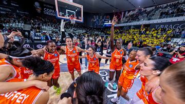 Las jugadoras del Valencia Basket celebran la victoria en la final de la Copa de la Reina.