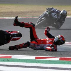 Bagnaia sospecha que se cayó tras pisar un protector de visera