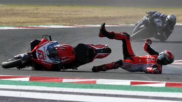 Bagnaia se cayó delante de Maverick.
