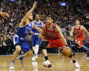 Michael Carter-Williams maneja el balón ante Fred VanVleet en la victoria de Toronto Raptors ante Chicago Bulls por 122-120.