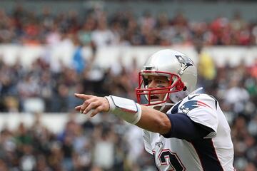 MEXICO CITY, MEXICO - NOVEMBER 19: Tom Brady #12 of the New England Patriots directs the offense against the Oakland Raiders during the first half at Estadio Azteca on November 19, 2017 in Mexico City, Mexico. Buda Mendes/Getty Images/AFP
== FOR NEWSPAPERS, INTERNET, TELCOS & TELEVISION USE ONLY ==