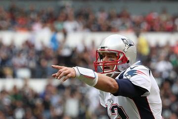 MEXICO CITY, MEXICO - NOVEMBER 19: Tom Brady #12 of the New England Patriots directs the offense against the Oakland Raiders during the first half at Estadio Azteca on November 19, 2017 in Mexico City, Mexico.   Buda Mendes/Getty Images/AFP
== FOR NEWSPAPERS, INTERNET, TELCOS & TELEVISION USE ONLY ==