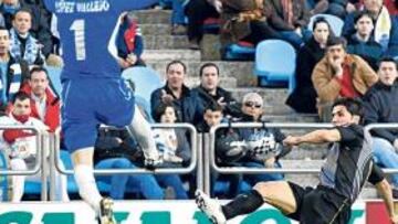 <b>EL 1-1. </b>Fernando Sales supera a López Vallejo con una vaselina que supuso el empate a uno.