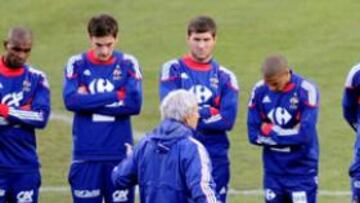 <b>EL ESCÁNDALO. </b>Momento en el que los franceses se negaron a entrenar tras echar a Anelka.