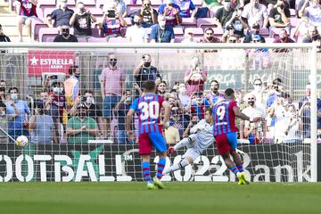 ¡¡MARCA MEMPHIS!! ¡Engañó a Aitor Fernández en su lanzamiendo desde los once metros para abrir el marcador! ¡Disparó con potencia ajustando el balón al palo!

