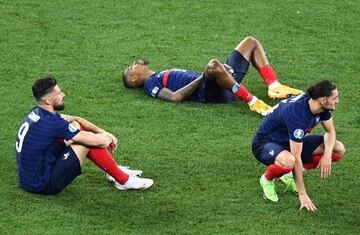 Olivier Giroud, Presnel Kimpembe y Adrien Rabiot tras caer eliminados en la tanda de penaltis.