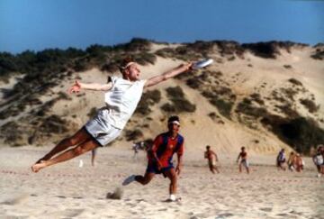 Los jugadores no pueden caminar ni correr mientras tengan el disco en las manos. El Ultimate es distinguido por su principio del "Espíritu de Juego", su alto rendimiento y la alegría del juego. El ultimate recoge elementos del fútbol, del baloncesto y del fútbol americano, sustituyendo el balón por un disco volador (frisbee). Una de sus características más llamativas es la ausencia de un árbitro, el deporte se regula por el espíritu deportivo de cada jugador y equipo. Sus orígenes se remontan al ámbito universitario estadounidense de los años 60, introduciéndose en Europa a principios de los años 80. A nivel mundial se estima que hay unos 300 000 jugadores distribuidos en aproximadamente 5000 equipos.
