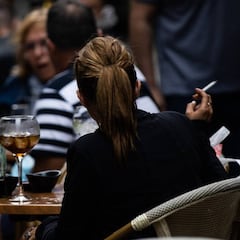 Adiós a fumar en las terrazas de los bares: Sanidad quiere que decida la población