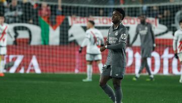 MADRID, 14/12/2024.- El delantero brasileño del Real Madrid, Vinicius Junior, durante el encuentro correspondiente a la jornada 17 de LaLiga EA Sports que han disputado hoy sábado frente al Rayo Vallecano en el estadio de Vallecas, en Madrid. EFE / Juanjo Martín.
