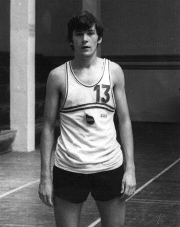 Miguel López Abril, histórico base del baloncesto español, desarrolló la mejor parte de su carrera en el Barcelona de la década de los 70. Tomo el relevó de Aíto García Reneses como jugador y capitaneó los primeros pasos de los Epi, De La Cruz y Sibilio. 