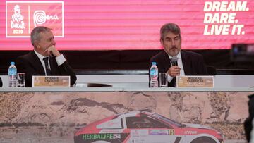 El director del Rally Dakar, Etienne Lavigne (i), escucha al ministro Comercio Exterior del Per&uacute;, Rogers Valencia, durante la presentaci&oacute;n de la edici&oacute;n 2019 de la competencia hoy, en Lima (Per&uacute;).