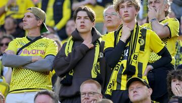 Dortmund (Germany), 27/05/2023.- Fans of Borussia Dortmund watch the German Bundesliga match between Borussia Dortmund and Mainz 05 in Dortmund, Germany, 27 May 2023. (Alemania, Rusia) EFE/EPA/FRIEDEMANN VOGEL (ATTENTION: The DFL regulations prohibit any use of photographs as image sequences and/or quasi-video.)
