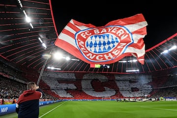 Los aficonados del Bayern recibieron a su equipo con este impresionante tifo.