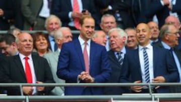El presidente de la FA, a la izquierda junto al príncipe Guillermo y Ivan Gazidis, jefe ejecutivo del Arsenal.