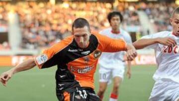 <b>OBSERVADO. </b>Amalfitano chuta sin que Kurzawa, del Mónaco, pueda hacer nada por evitarlo.