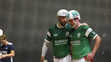 GERNIKA, 06/06/2025.- Los representantes de Euskadi Aritz Erkiaga (d) e Imanol López (i) celebran el primer set en la final masculina de la Liga de Naciones de cesta punta entre Francia y Euskadi este viernes en Gernika, Bizkaia. EFE/Luis Tejido