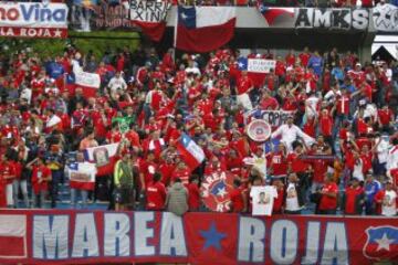 Eliminatorias mundial Rusia 2018. 
Hinchas de Chile  alientan antes del partido contra Uruguay por eliminatorias para el mundial de Rusia 2018 en el estadio Centenario. 
Montevideo, Uruguay. 