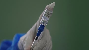 Vacuna de la COVID: ?se puede poner la vacuna si est¨¢s tomando antibi¨®ticos o ibuprofeno?