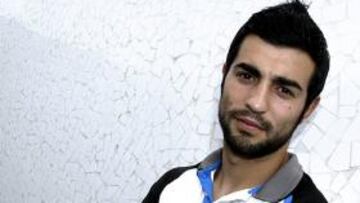 Raúl Albiol (Villamarchante, 04-09-85) debuta mañana en partido oficial con el Real Madrid a una semana de cumplir 24 años. Mantiene intacta su humildad y confiesa que la primera vez que entró al vestuario de su nuevo equipo lo hizo "con la cabeza agachada".