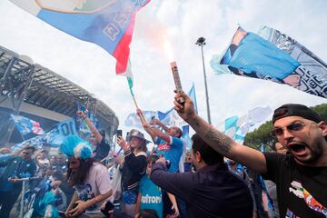 Las calles de la capital de la región de Campania está llena de gente celebrando el inminente Scudetto del Nápoles. La Società Sportiva Calcio Napoli va a ganar su tercer título liguero. El último fue en la campaña 1989/90 cuando reinaba el '10'.
