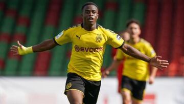 Moukoko, la estrella de oro de 15 años del Dortmund y Nike