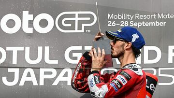 Francesco Bagnaia en el podio de Motegi.