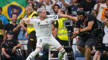 El centrocampista uruguayo del Real Madrid Fede Valverde celebra el gol marcado ante el Real Valladolid durante el partido de la segunda jornada de Liga que Real Madrid y Real Valladolid disputan esta tarde en el estadio Santiago Bernabéu.