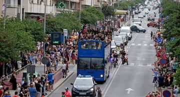 Aficionados y jugadores celebran el ascenso a segunda división por las calles de Elda.