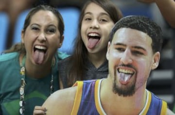 Seguidoras de baloncesto y uno de sus jugadores saludan a la cámara.