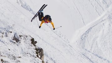 Abel Moga tira un front flip durante la prueba de Baqueira Beret en el Freeride World Tour 2023, celebrada el 29 de enero. 