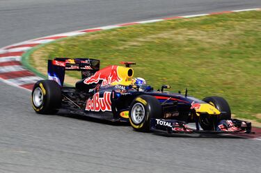 Adrian Newey se fijó en 2010 una forma de conseguir más carga aerodinámica aún inexplorada por los equipos. Utilizar los gases del escape, que salen a gran presión, para generar mayor cargo en la parte trasera del coche, apuntándolos sobre el difusor y acelerar el flujo de aire normal del monoplaza. Eso ocurría con el escape funcionando a pleno rendimiento, con el acelerador a fondo. Pero en 2011 se dio una vuelta de tuerca al asunto y se logró que el escape siguiera soplando incluso cuando el piloto levantaba el pie del acelerador, por lo que se conseguía aumentar la carga aerodinámica en curvas medias y lentas. En 2012 la FIA prohibió determinantemente la posición de los escapes que no estuviera en la superficie de la tapa motor, con una posición determinada muy estricta.