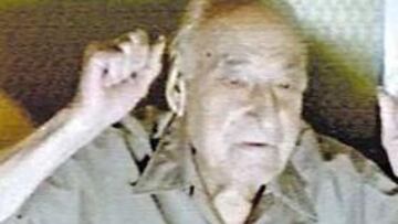 <b>UN AMOR CASI CENTENARIO. </b>Don Agustín de la Fuente tuvo que dejar la sal, el tabaco, su copita de vino en las comidas, sus partiditas de cartas con los amigos. La edad le fue privando de estos placeres. De todos menos de uno: su pasión por el Atleti, al que le mata, pero a la vez le da la vida.