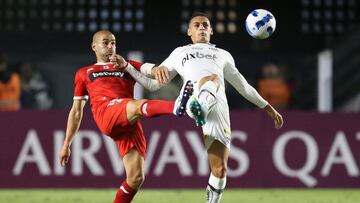 Chile's Union La Calera Argentine Sebastian Saez (L) and Brazil's Santos Kaiky Fernandes Melo vie for the ball during their Copa Sudamericana group stage football match, at the Urbano Caldeira stadium in Santos, Brazil, on May 18, 2022. (Photo by Paulo Pinto / AFP)