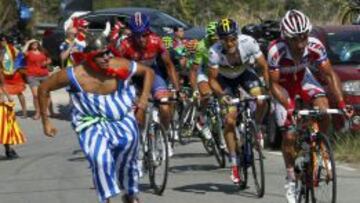 Purito tira del grupo de los aspirantes seguido de Roche y Nibali, con Valverde por detrás. El público puso el colorido.