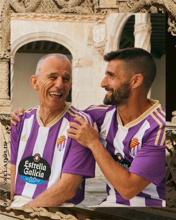 Landáburu y Víctor posan con la camiseta del Real Valladolid y muestran los detalles.