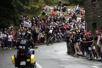 Cientos de aficionados se agrupan para ver pasar a los ciclistas. 