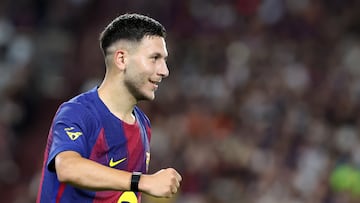 El extremo del Barcelona Roony Bardghji reacciona este domingo, durante el partido amistoso que disputan el Vissel Kobe y el FC Barcelona, en el Noevir Stadium Kobe (Japón).