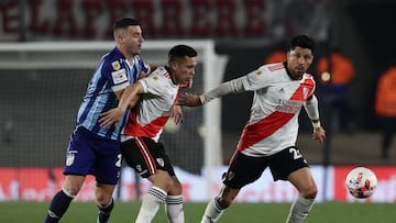 River Plate's midfielder Enzo Perez (R) and River Plate's midfielder Esequiel Barco (C) vie for the ball with Atletico Tucuman's midfielder Ramiro Carrera during their Argentine Professional Football League Tournament 2022 match at El Monumental stadium in Buenos Aires, on June 11, 2022. (Photo by ALEJANDRO PAGNI / AFP)