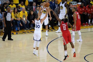 Uno de los cinco triples que lanzó Curry en la noche; ni James Harden pudo detenerlo.