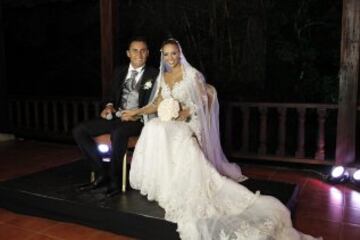 El portero costarricense del Real Madrid Keylor Navas y su esposa Andrea Salas posan ante los medios después de contraer matrimonio en Costa Rica.