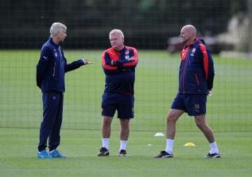 Arsene Wenger (izquierda) planea la estrategia de Arsenal para enfrentar a Newcastle.