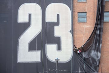 Operarios trabajando en la retirada del cartel del alero, LeBron James, en Cleveland (Ohio) tras el anuncio de su fichaje por los Ángeles Lakers.