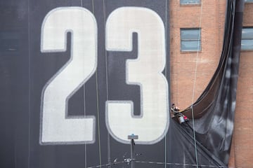 Operarios trabajando en la retirada del cartel del alero, LeBron James, en Cleveland (Ohio) tras el anuncio de su fichaje por los Ángeles Lakers. 